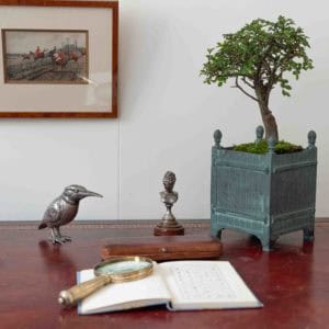Cache pot en bronze sur bureau