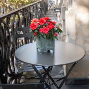 Cache pot en bronze sur une table