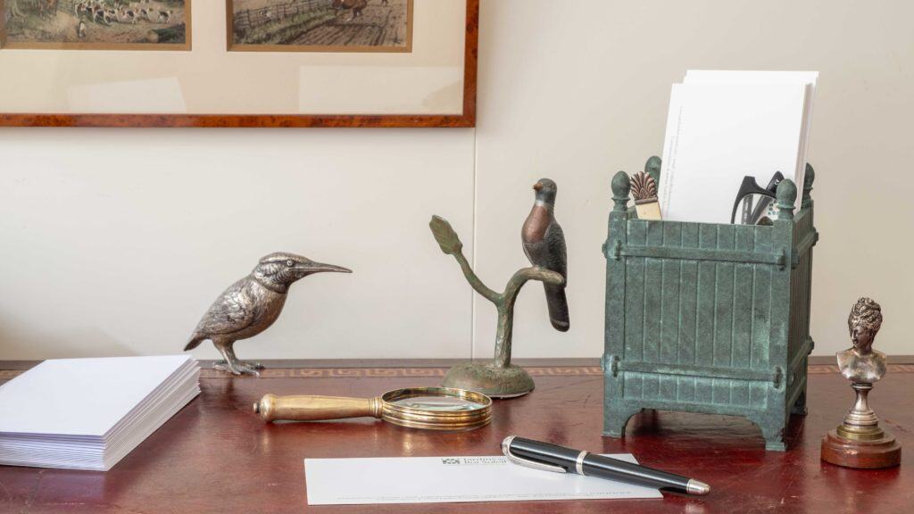 Cache pot en bronze sur un bureau