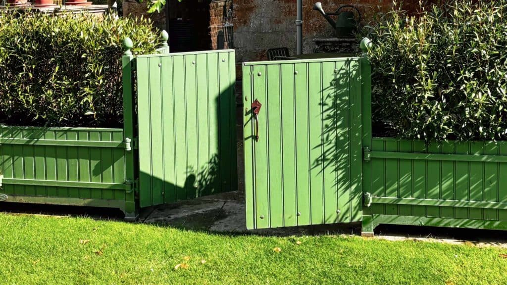 Jardinière avec portillon réalisation sur mesure